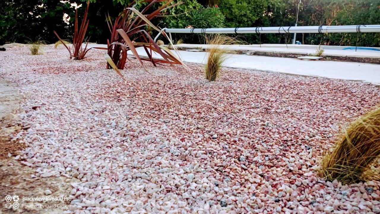 Offrez-Vous Un Sejour Dans Notre Gite A Entressen Une Grande Piscine Pour Se Rafraichir ,Un Espace De Jeux Pour Enfants Pour Des Heures De Divertissement Un Terrain De Petanque Pour Des Parties Endiablees 外观 照片