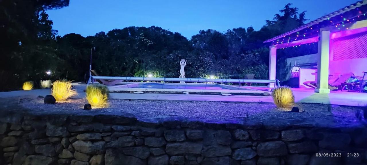 Offrez-Vous Un Sejour Dans Notre Gite A Entressen Une Grande Piscine Pour Se Rafraichir ,Un Espace De Jeux Pour Enfants Pour Des Heures De Divertissement Un Terrain De Petanque Pour Des Parties Endiablees 外观 照片